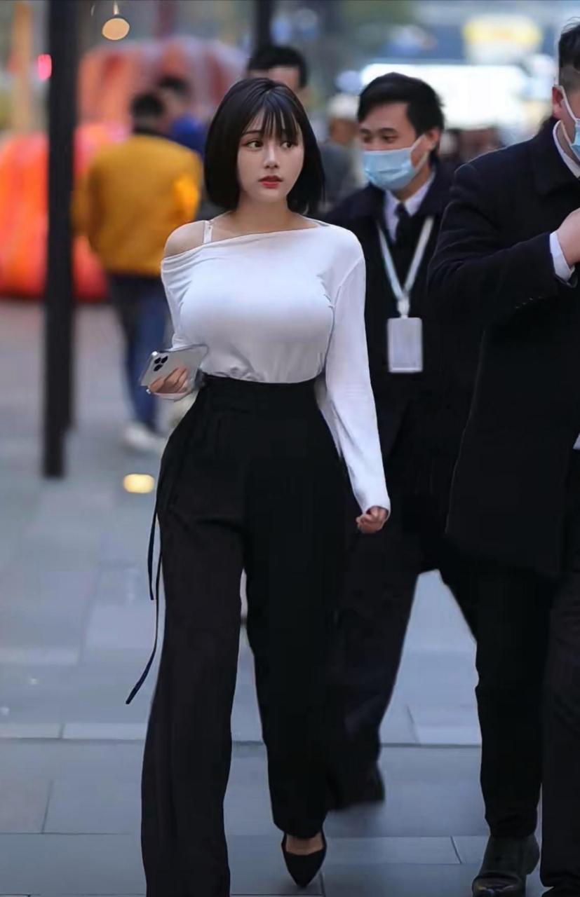 人像街拍,有点婴儿肥的短发小姐姐～ #娱乐最前沿