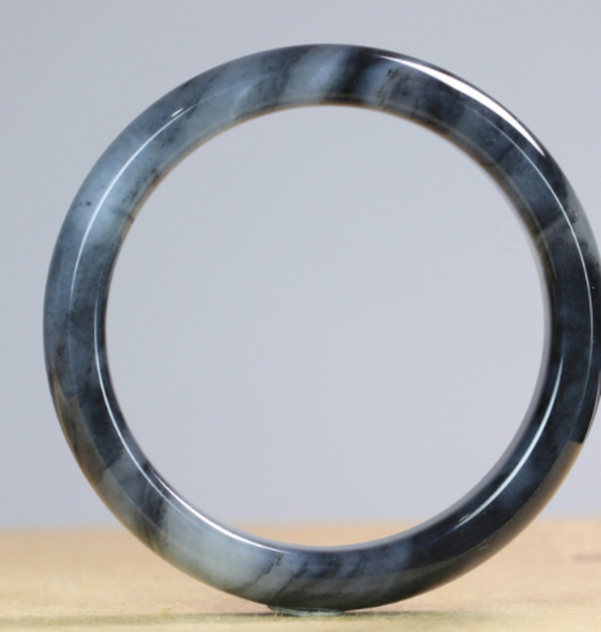 点击头像看直播##翡翠手镯#沁色是籽料的内部微裂隙多,经过三氧化二