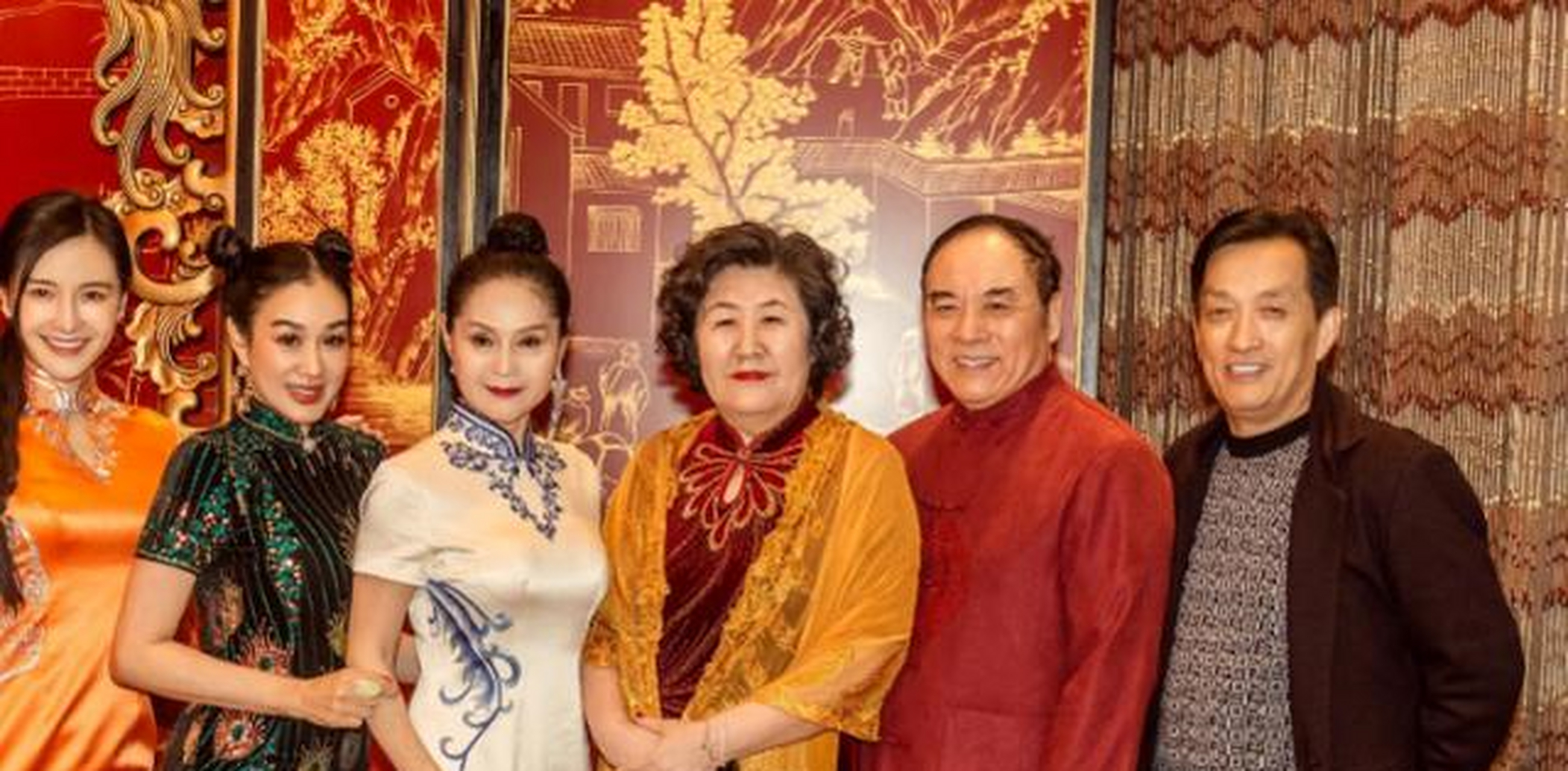 张伦硕妈妈先是晒出了一张她和老公一起抱着红色舞狮的合照,照片中,老