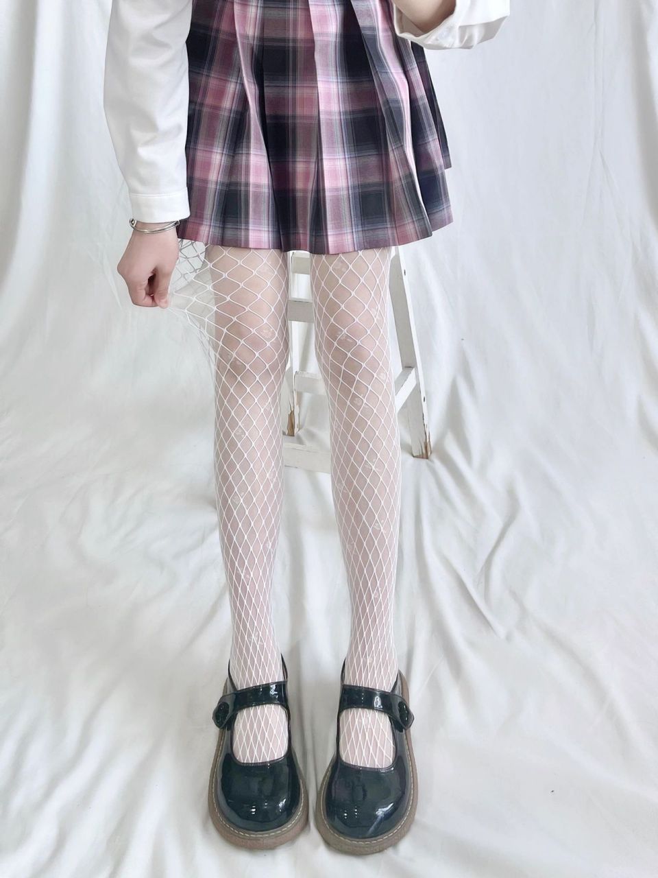 第一次尝试白丝和网袜叠穿是什么感觉 白丝难道不比黑丝香嘛,网袜里面