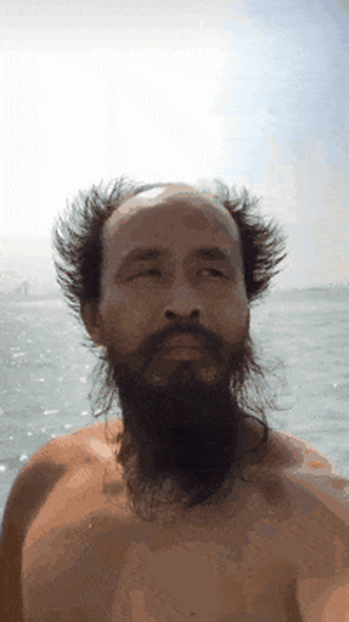 搞笑gif动图:看到最后,大叔,您这发型看上去好眼熟呀,请问您从哪里来?