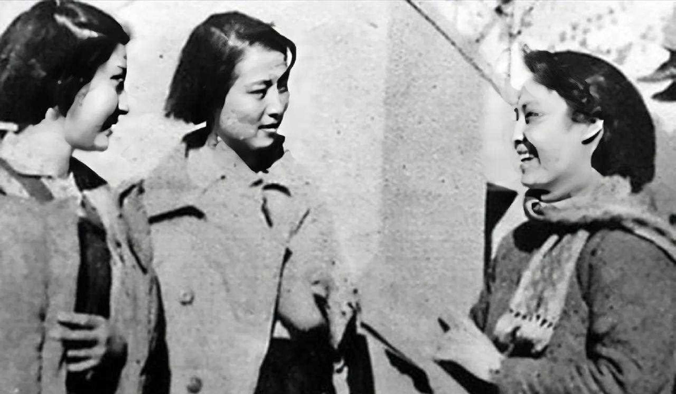 著名艺术家白杨老师正在指导两位年轻演员,谁能说出她们的名字?