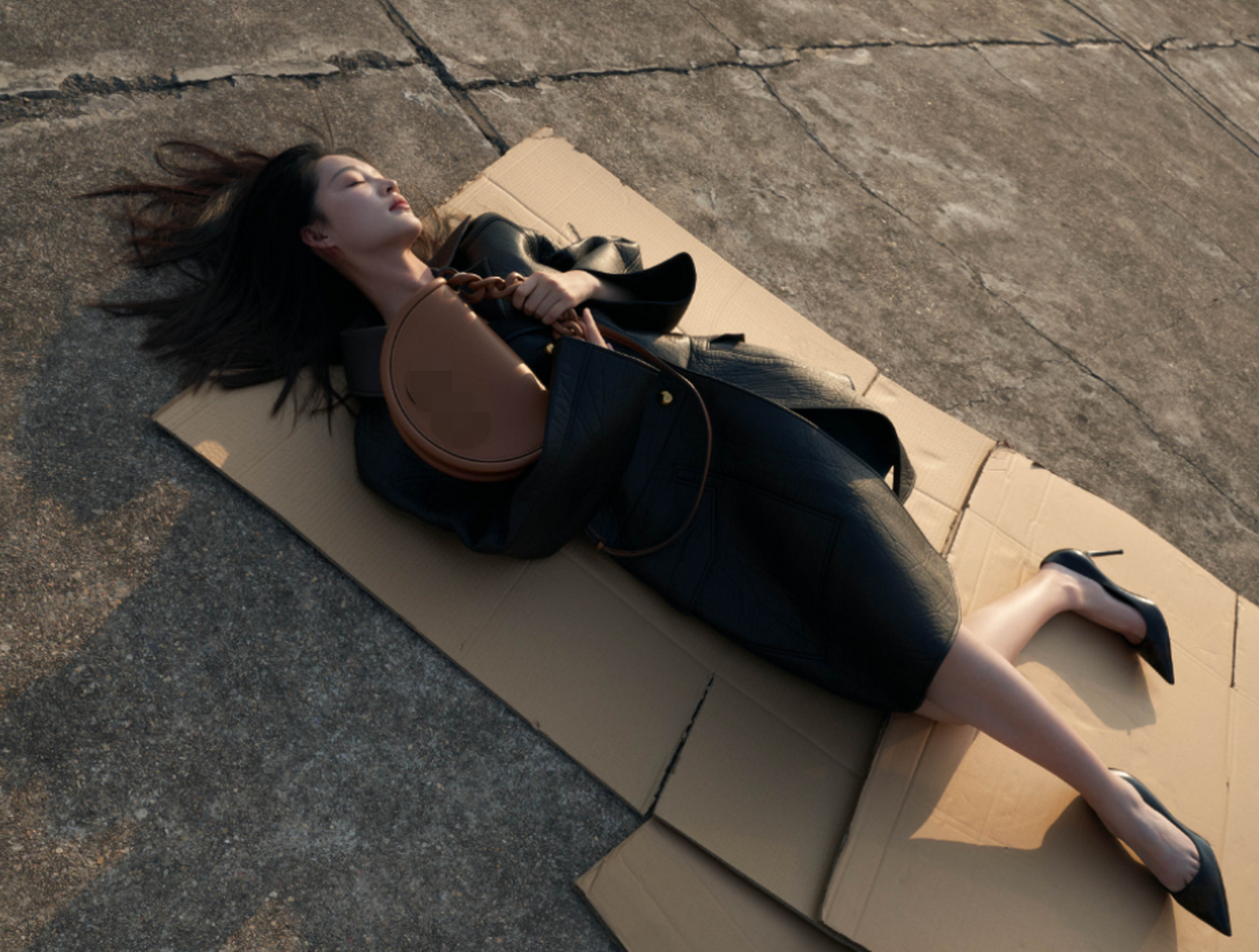 李沁躺废纸板上拍时尚大片!这是什么时尚?