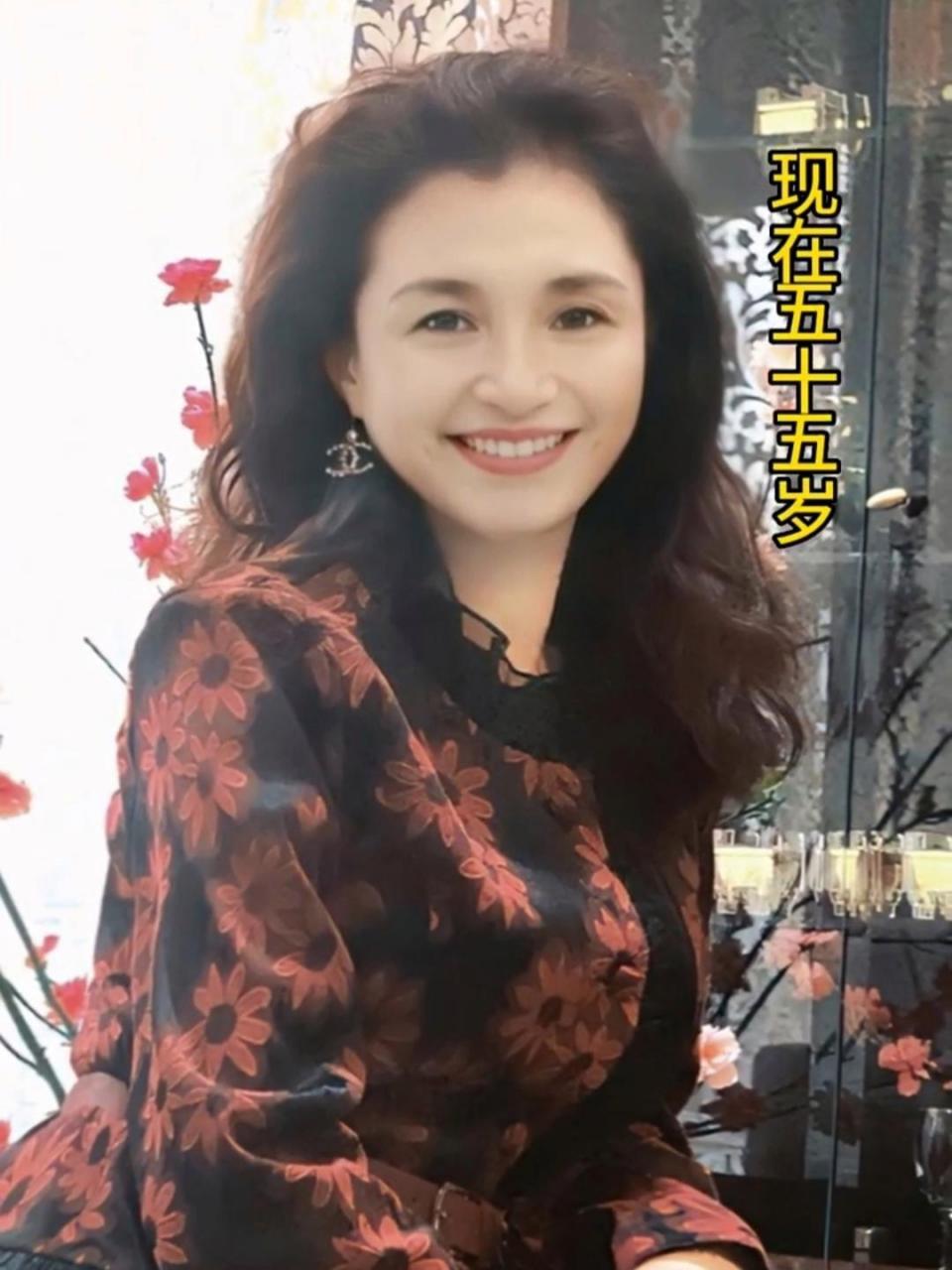 1987年,87式军装刚刚配发,这位身着87式夏常服的通信女兵,在工作之余