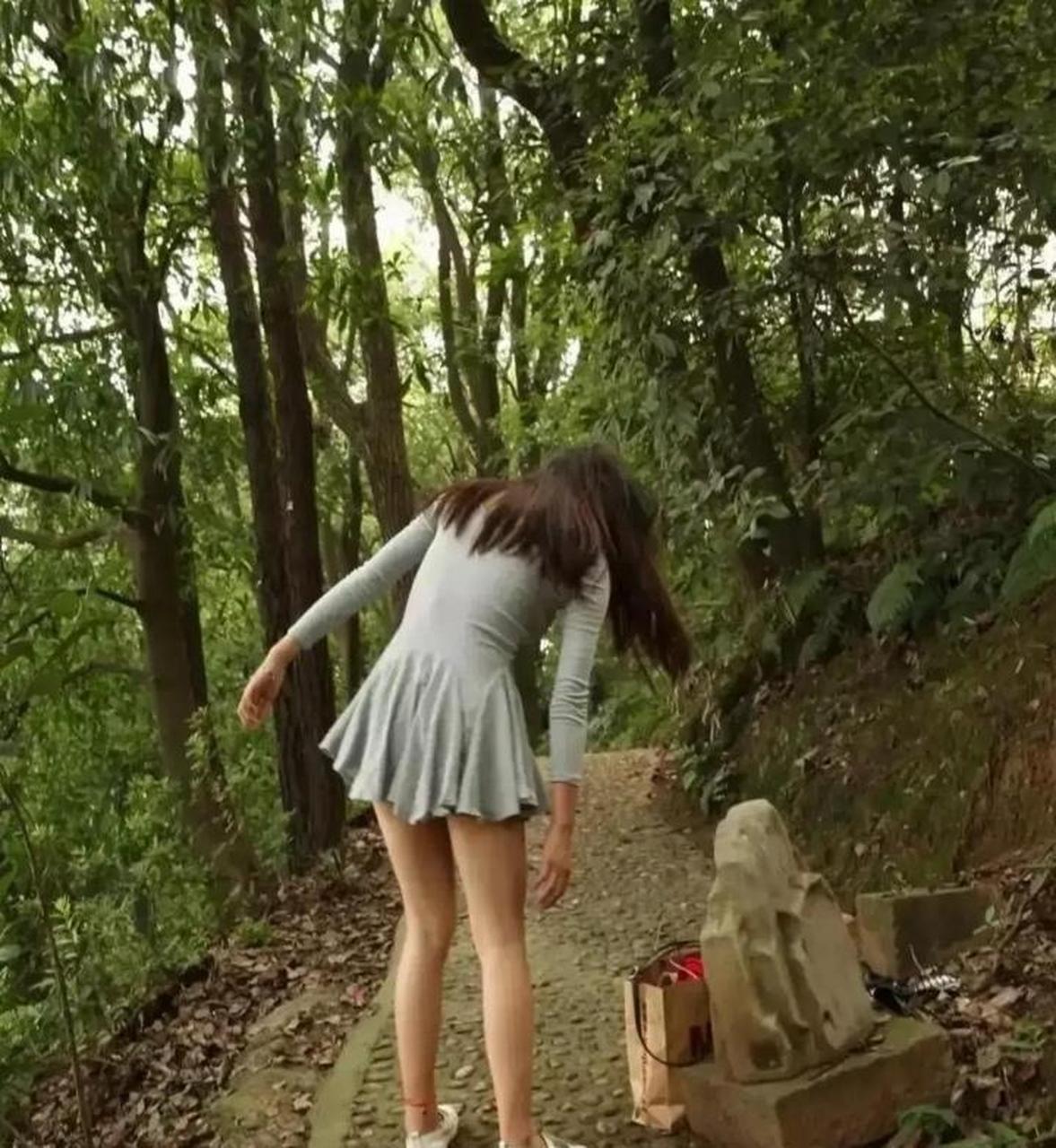 爬山还穿着超短裙,也不怕山上有蚊子咬嘛?