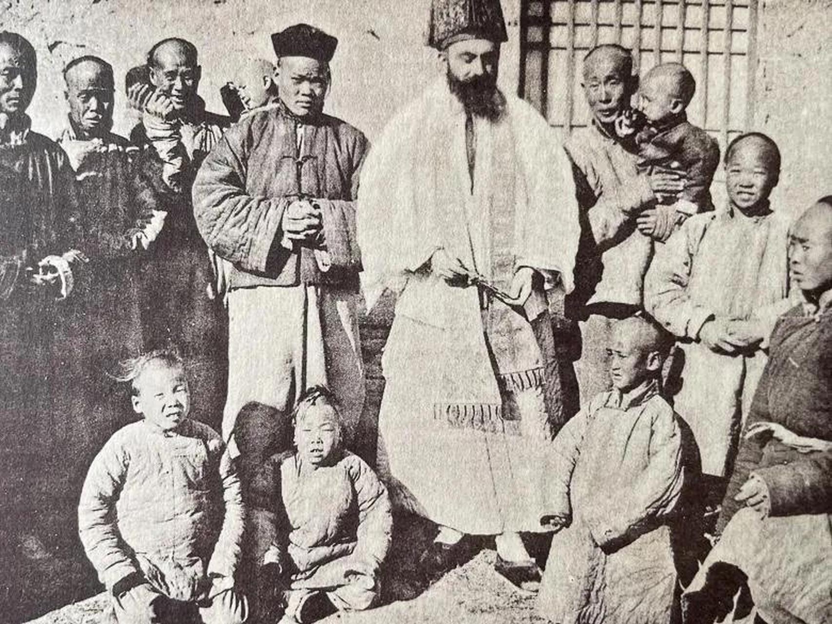 这张照片是在清朝末年,一群传教士与普通民众合影时留下的.这些传教士