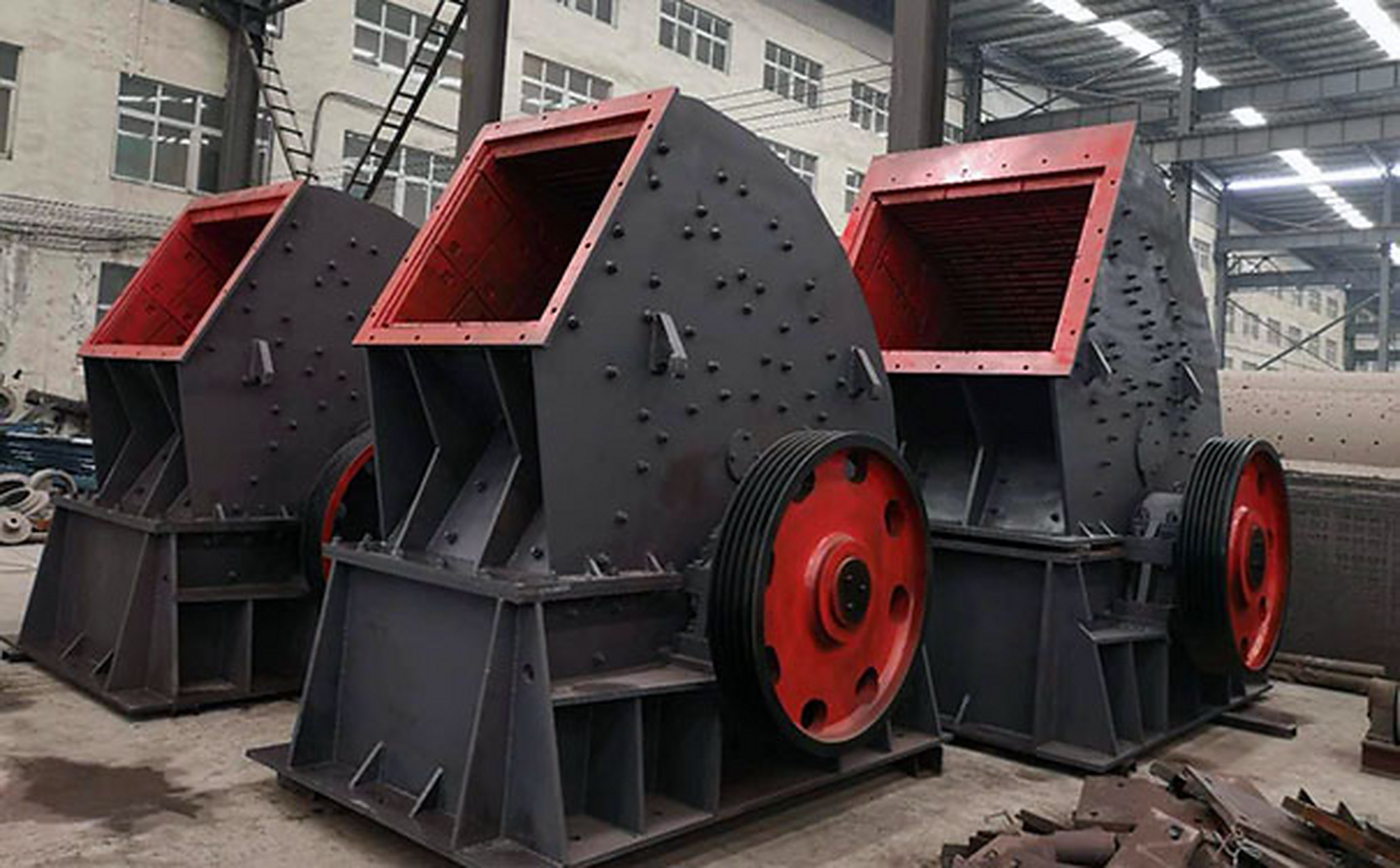 新型破碎制砂机也叫高效细碎机,反击式制砂机.