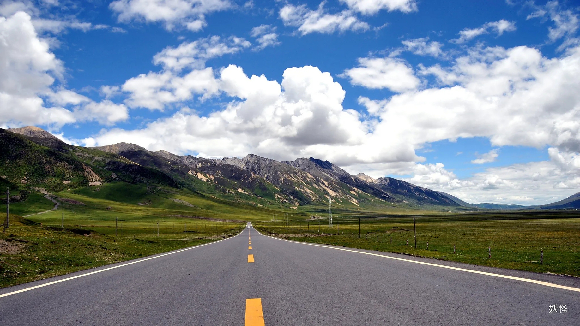 其中最著名的是"中国国道318线",也被称为"中国最美的公路"