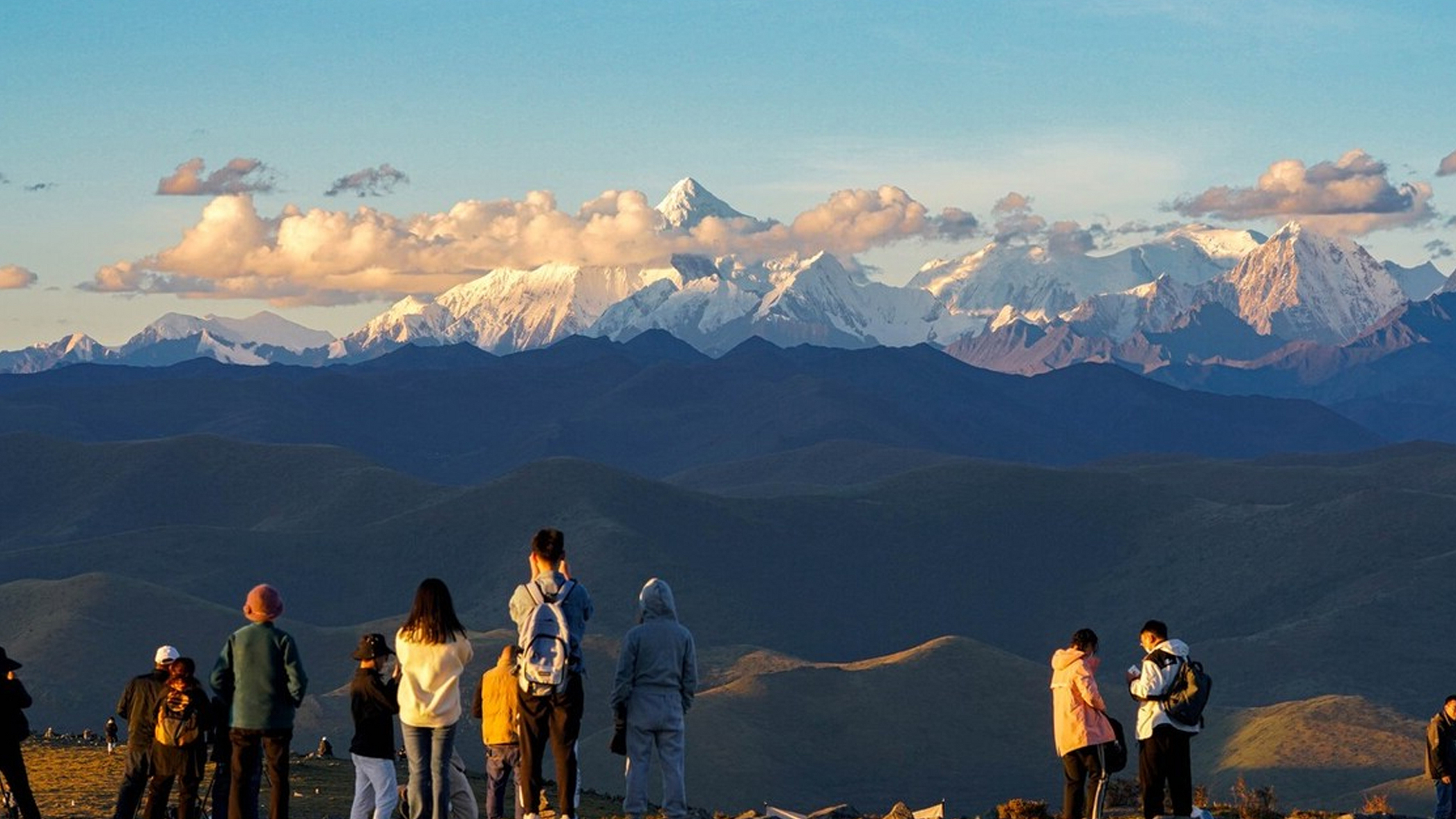 的格底拉姆天空之城海拔4200米,视野开阔,一马平川,是观看雅拉雪山,青