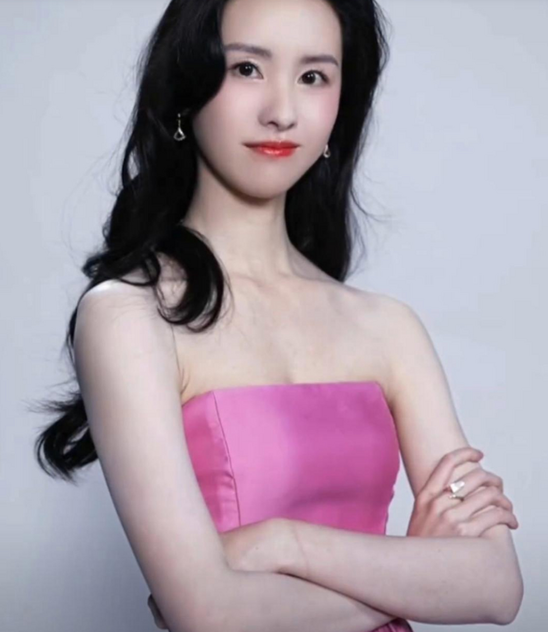 陈都灵环抱手臂扮酷,眼神也变得有气场了.