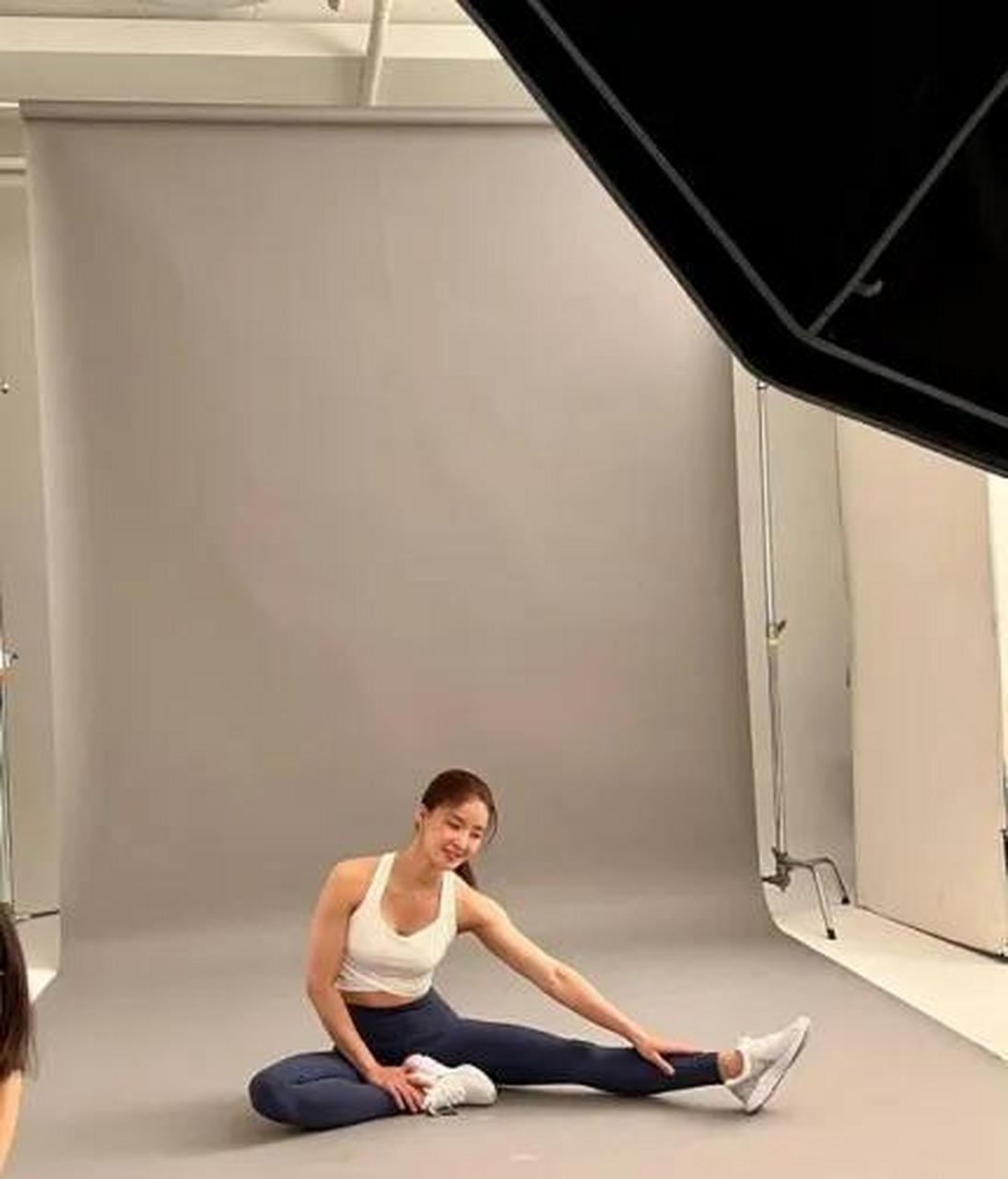 李诗英,展现完美肌肉!拍摄前也一直在做运动