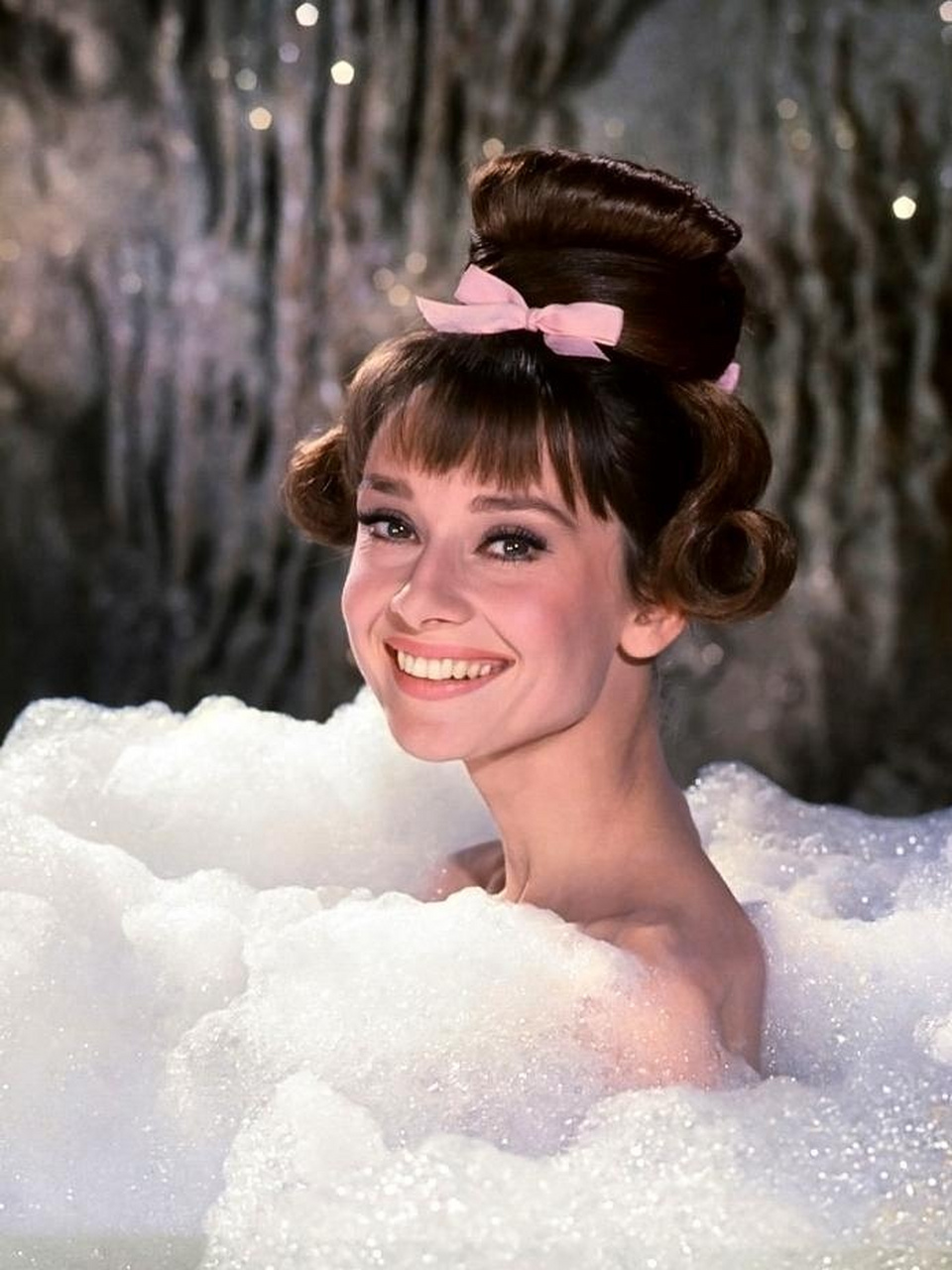 过目难忘的老照片,赫本抓公牛角,梦露扶着伤兵的脚签名,最后大家猜猜