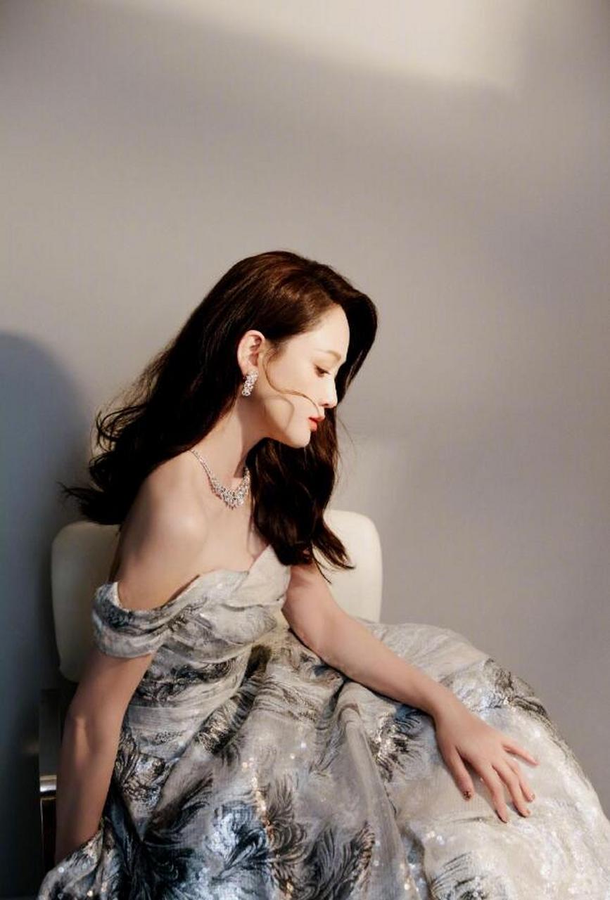 陈乔恩,一袭水墨色亮片长裙 ,露香肩锁骨气质性感大方.