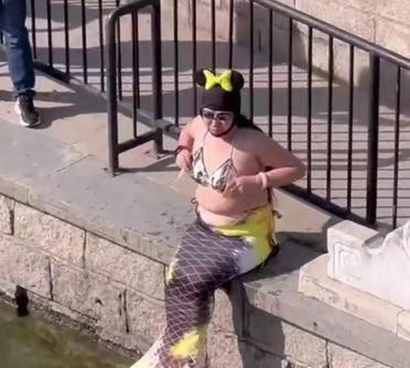 第一次见美人鱼上岸,就是有点胖