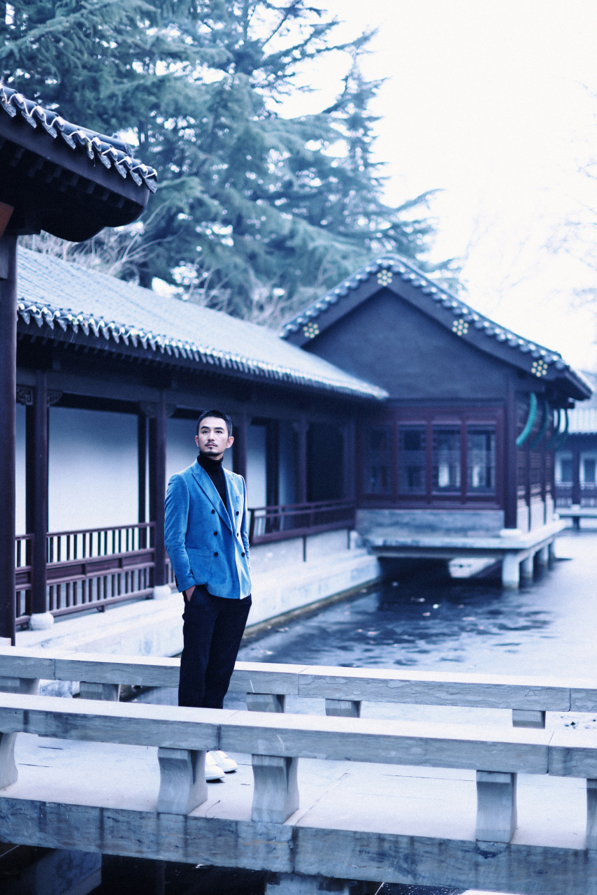 演员张晓晨身穿giovanni valentino高定西服 演绎率性风采 自在廓形