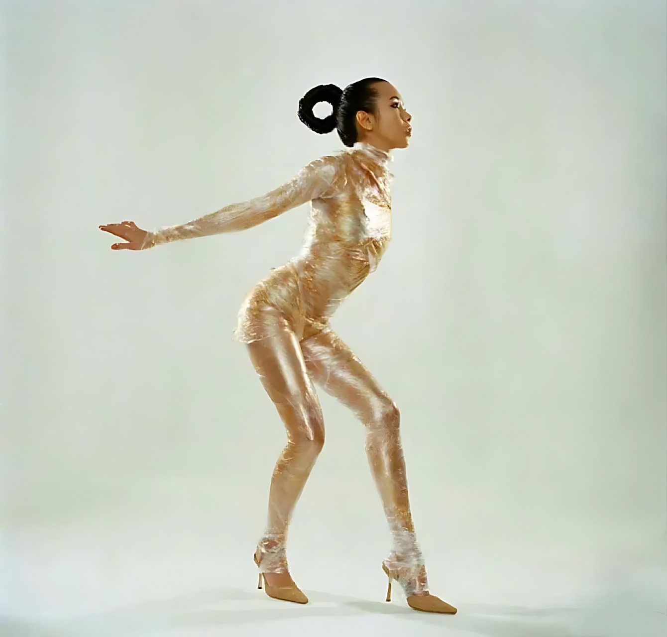 当初为了搭配唱片《一朵金花》,她竟然用保鲜膜包裹全身并染成金色