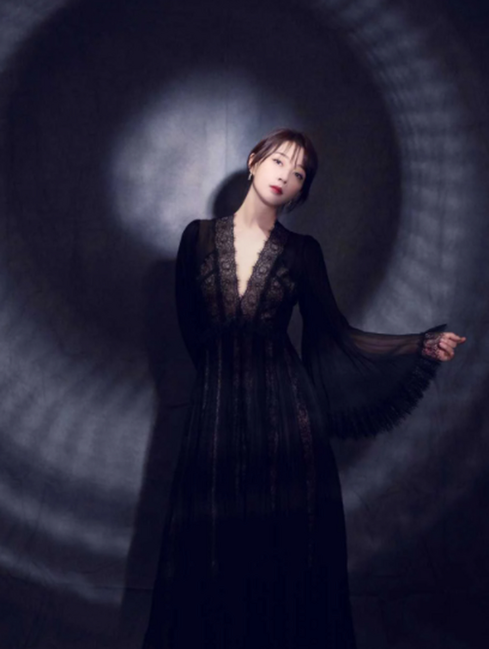 殷桃终于放大招!穿深v蕾丝连衣裙配低马尾,妩媚不说还格外好看