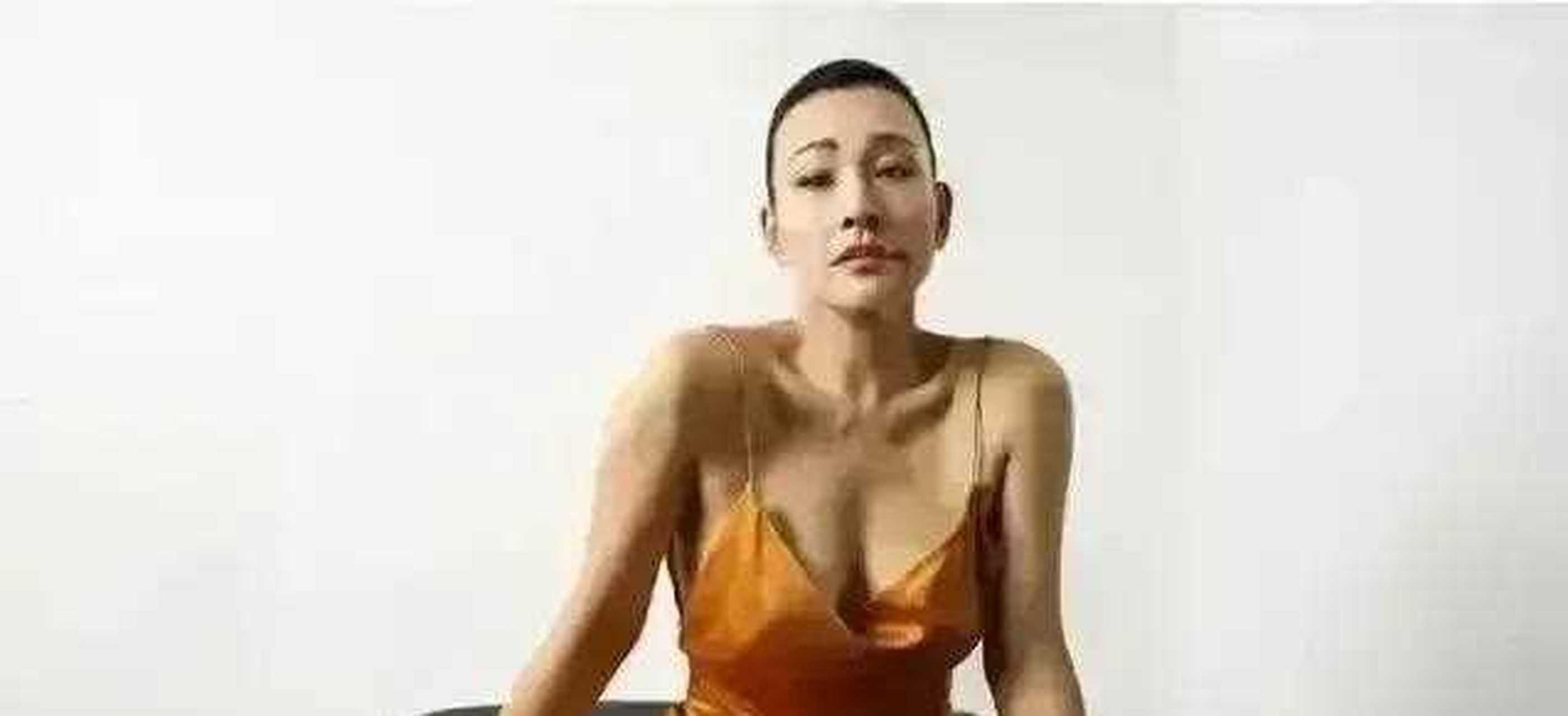 61岁的陈冲,留寸头穿吊带拍写真!简直太惊艳了,个性独特有魅力!