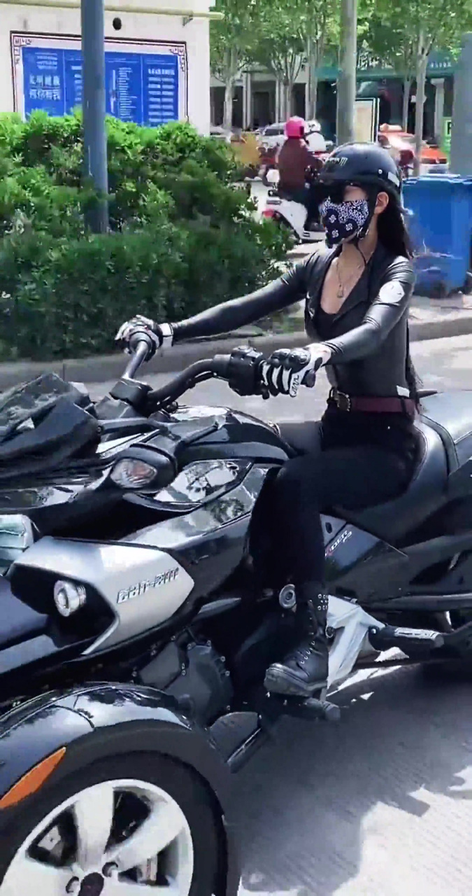女骑士都这么酷吗?看到她骑的摩托车后,我承认我养不起她