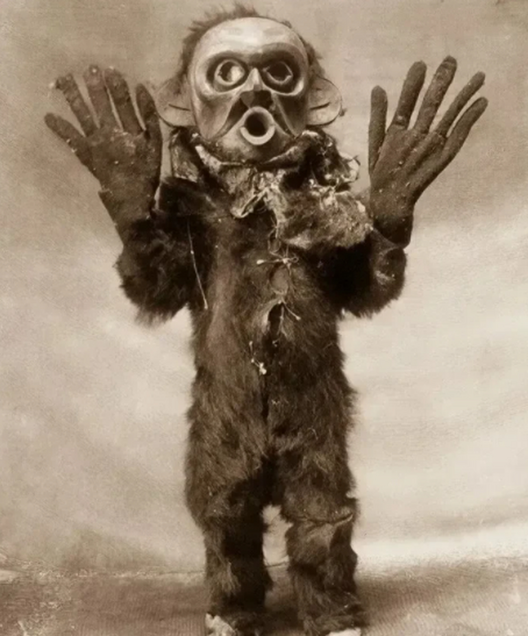 萨满教祭祀的这些奇怪装扮目的是什么?