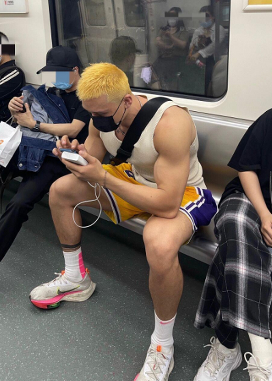 地铁上的大长腿肌肉帅哥