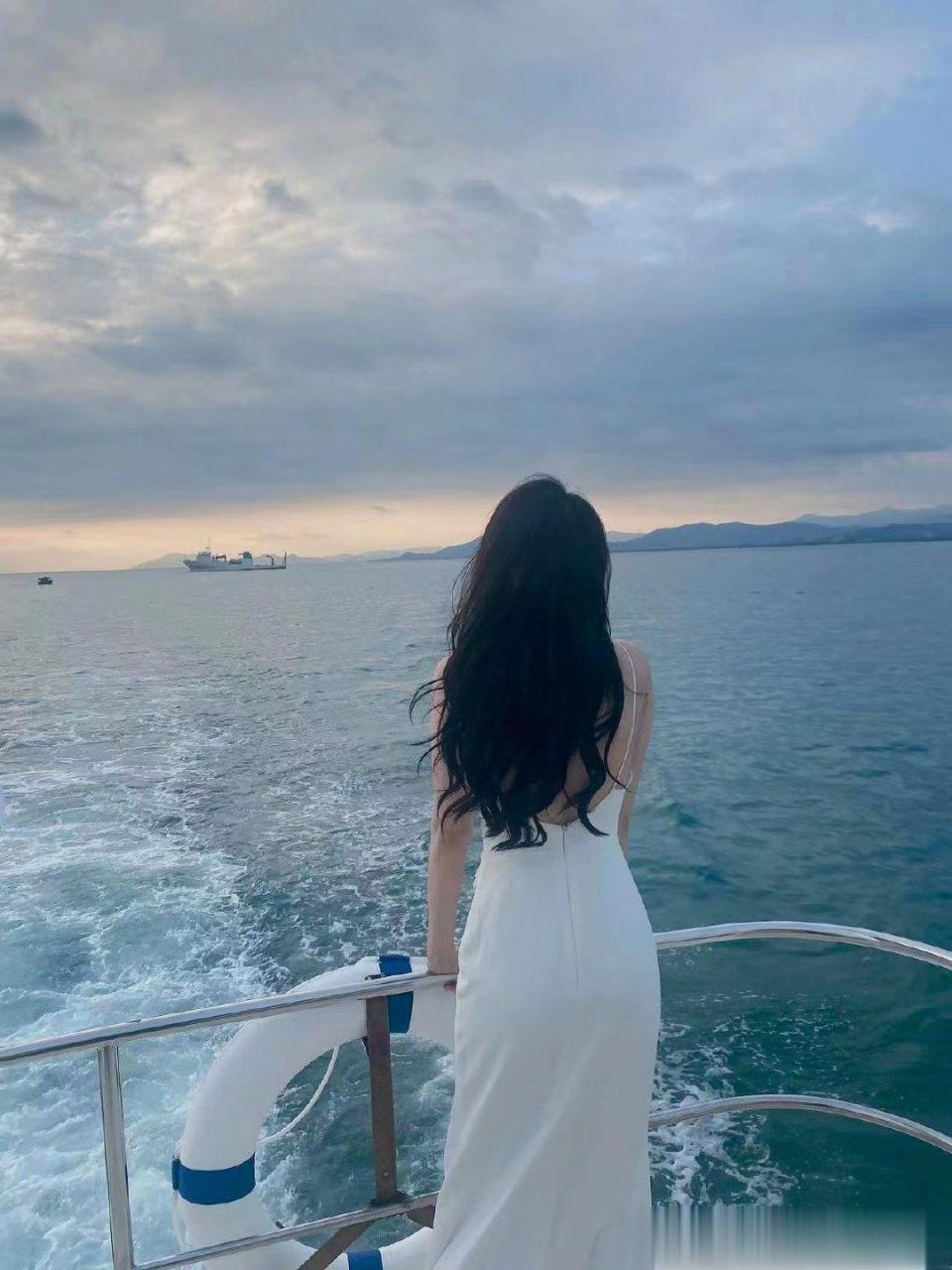 迪丽热巴日落前的背影  迪丽热巴360度的美 美得轻轻松松