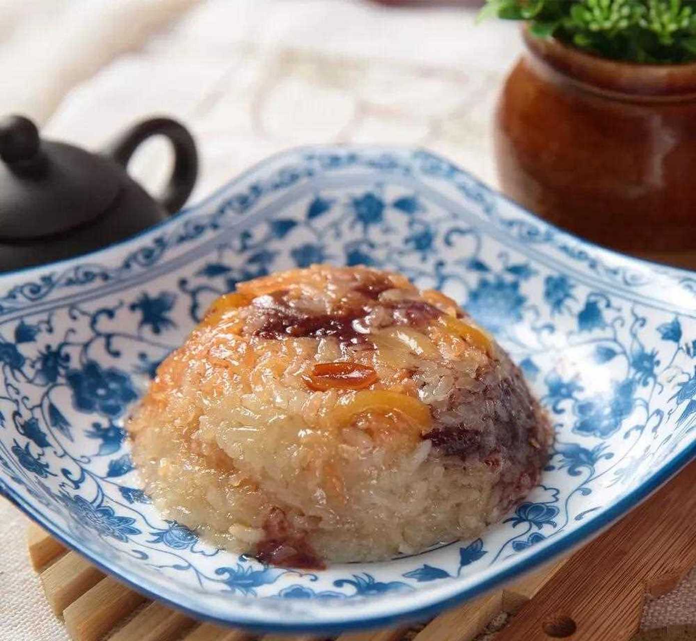 上海人喜欢吃八宝饭.