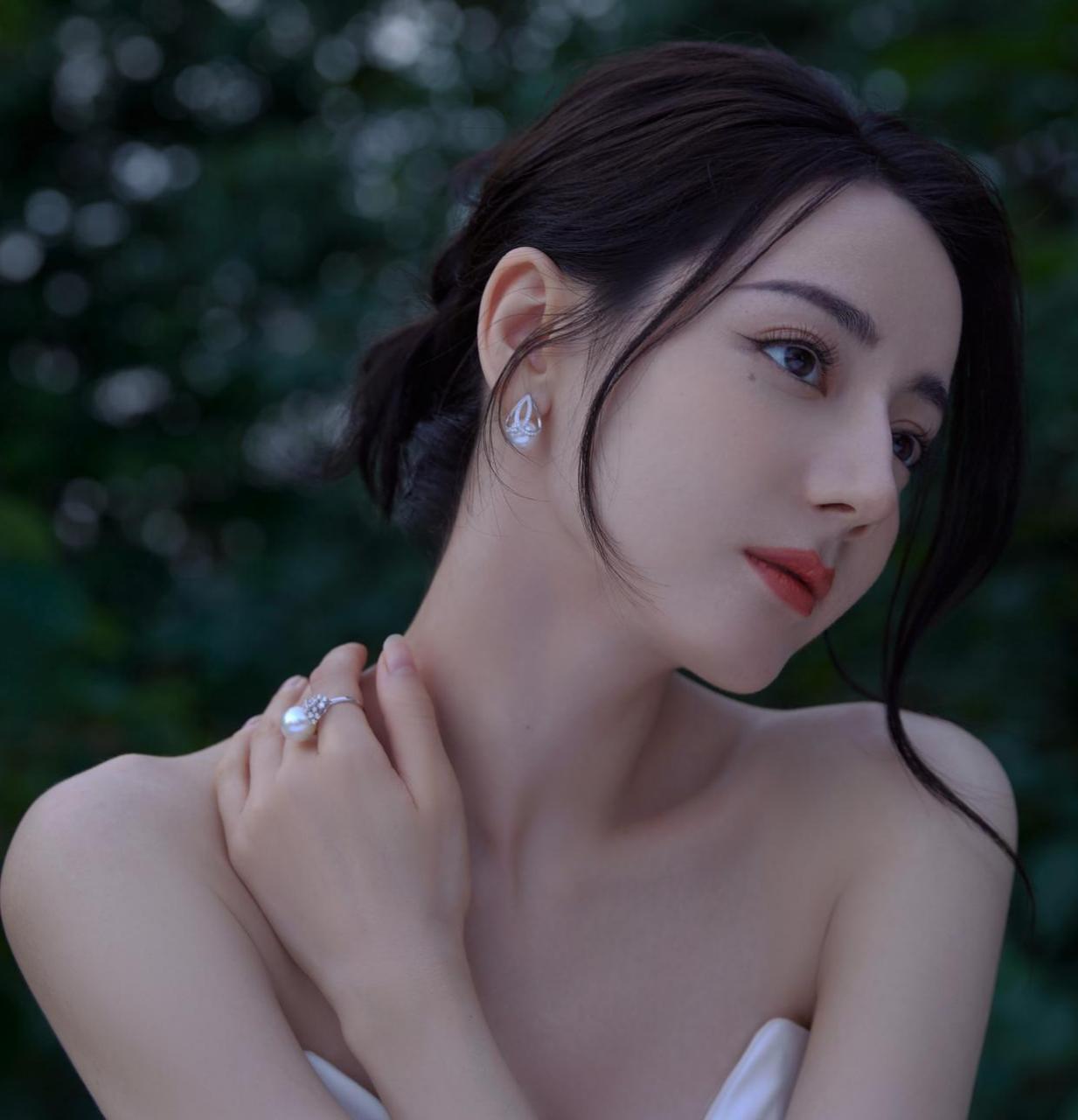 迪丽热巴身姿玲珑翘二郎腿坐姿优雅高