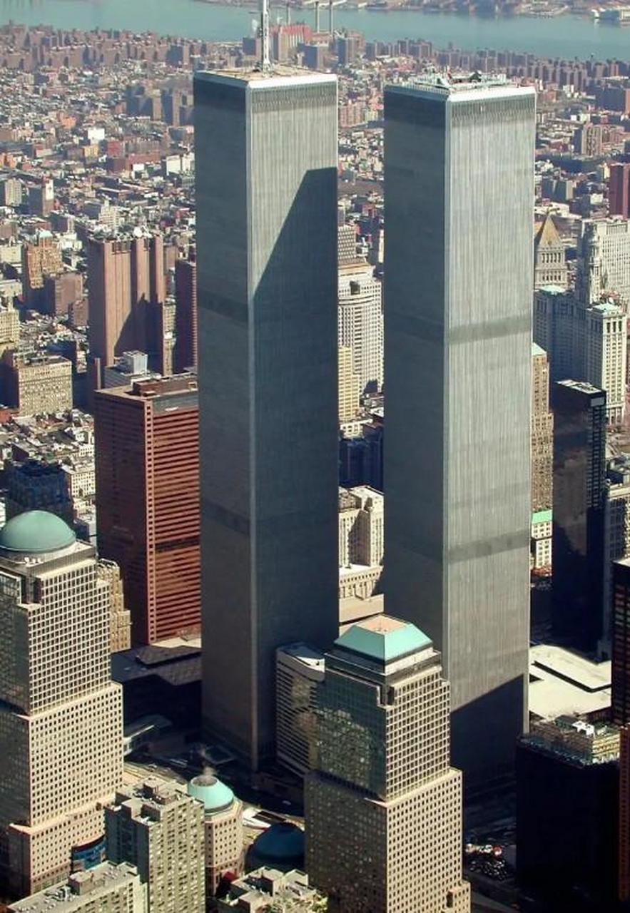 2001年,纽约"世贸双子塔"被毁的头一天所拍,建于1973年,110层,高411.