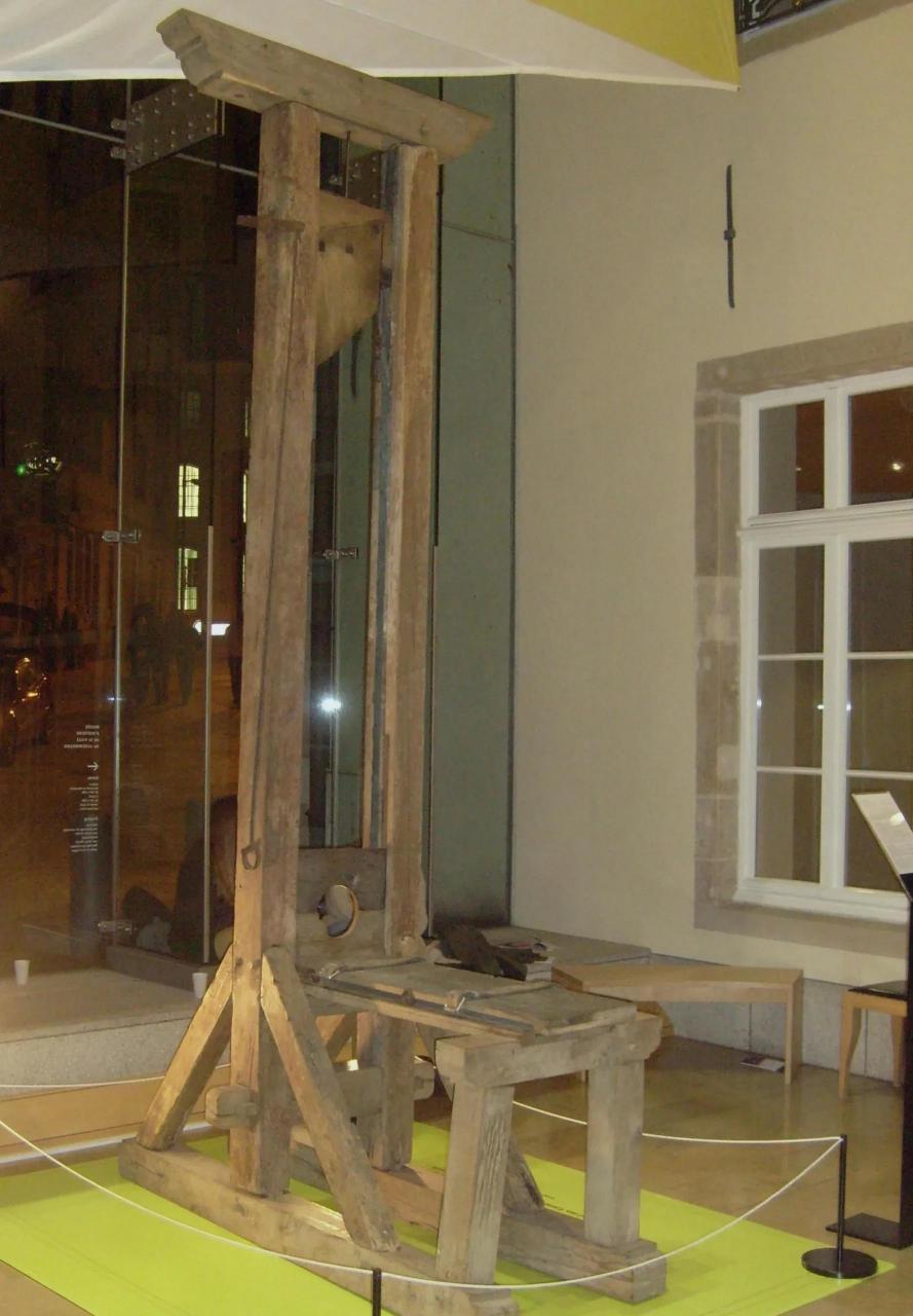 1981年以前,法国处决犯人一般使用断头台,这种刑具设计的初衷虽然是