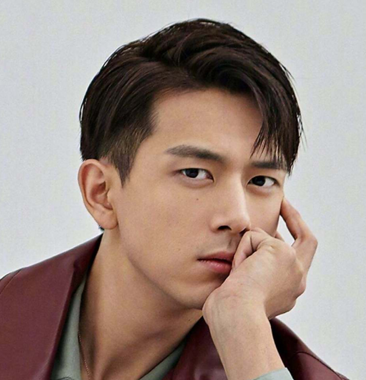 "李现"只是他的艺名,当网友看到他的真名后,有人说:"要是不改名,他早