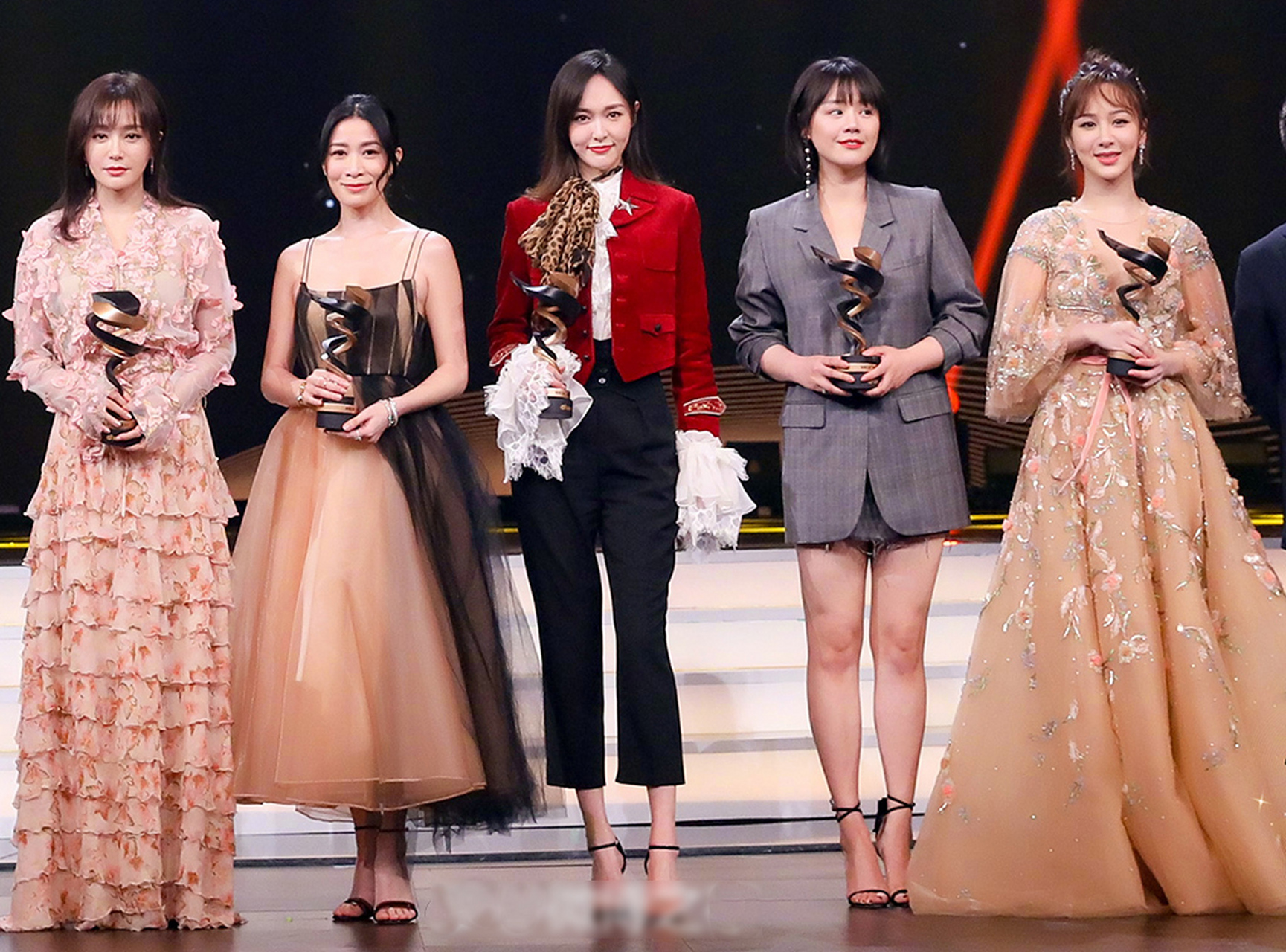 唐嫣和娜扎都是身高一米七的大美女,两人虽然身高很高,但是在舞台上