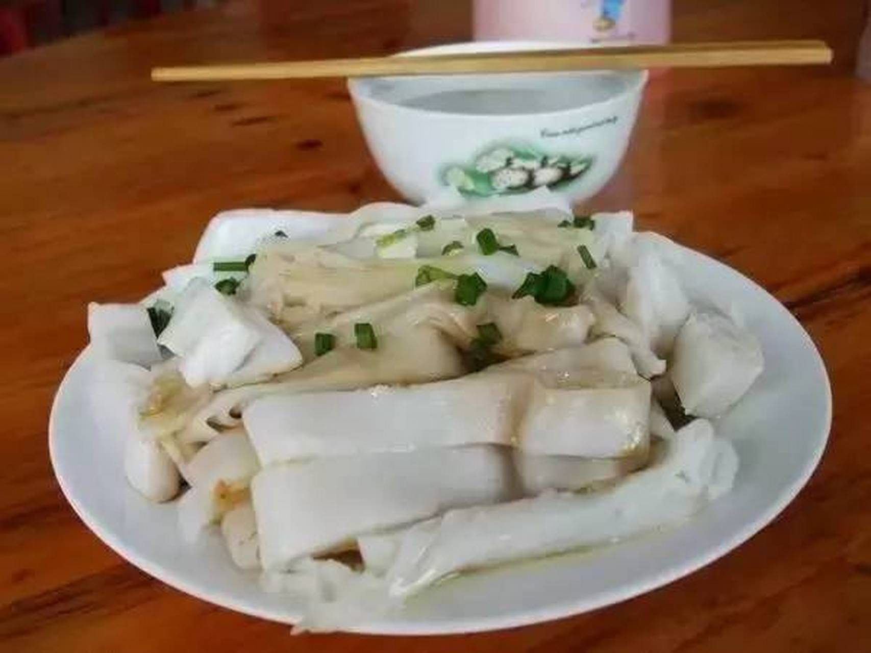信宜的"食惯嘴"捞粉,薄,嫩,韧,软滑,幼条均匀.