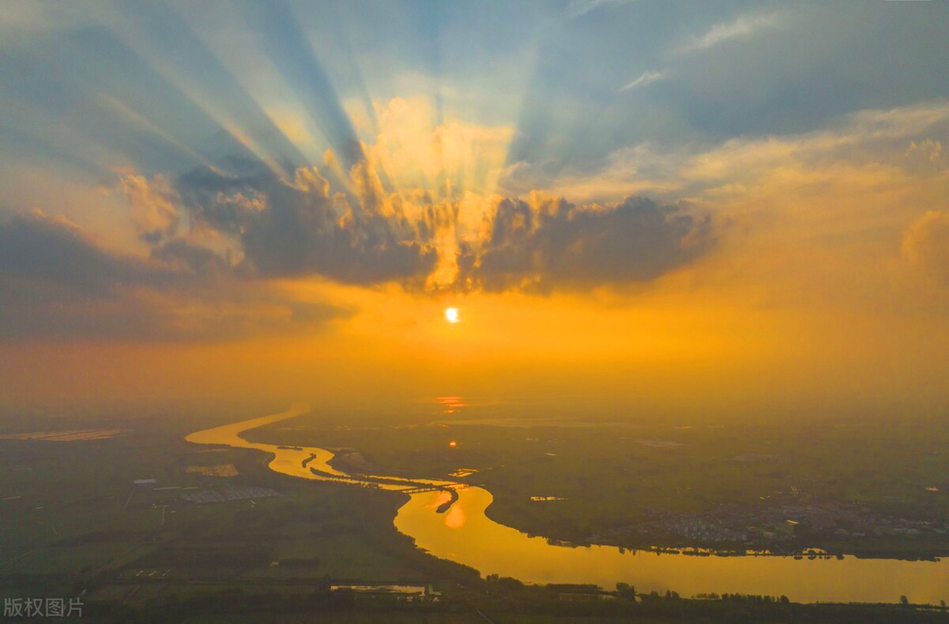 江苏宿迁泗洪县双沟镇,弯弯的淮河霞光绚烂,波光粼粼,宛如画卷