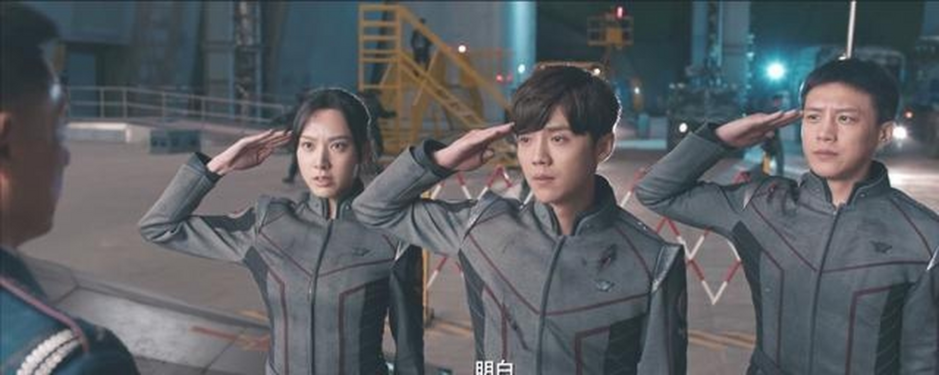 鹿晗在电影里饰演上海堡垒的守卫者江洋,怎么说呢,就是一部电影下来