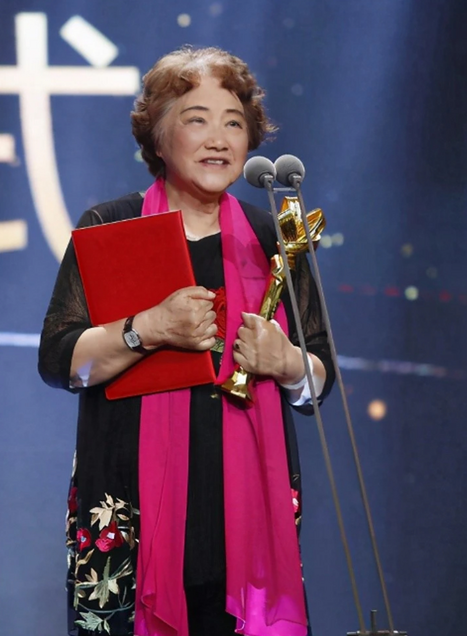 1962年新人演员祝希娟在第一届"百花奖"中夺冠 成为全国观众羡慕的女