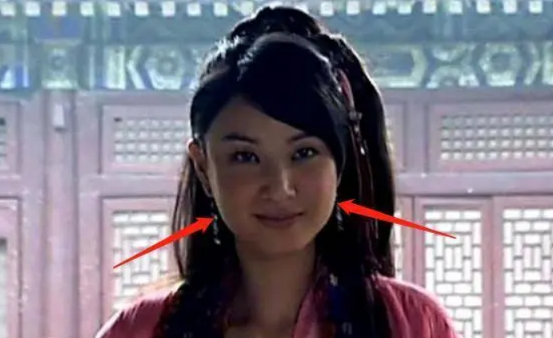 郑希怡在里面饰演的是江玉凤,也就是杨雪饰演的江玉燕的妹妹,只不过