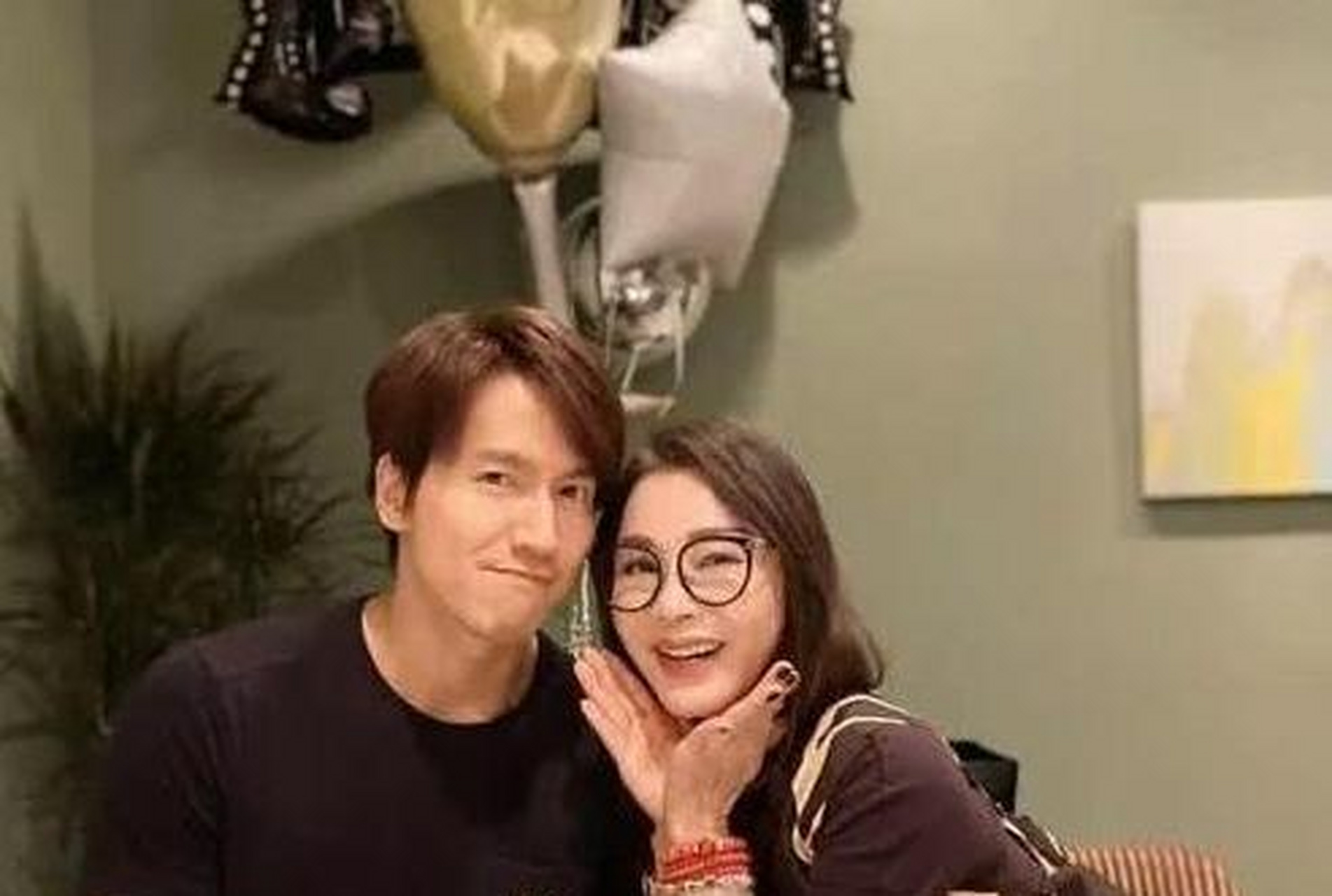 原本罗志祥是想认蓝心湄为干妈的,但是因为两人年纪相差不大,就认了当