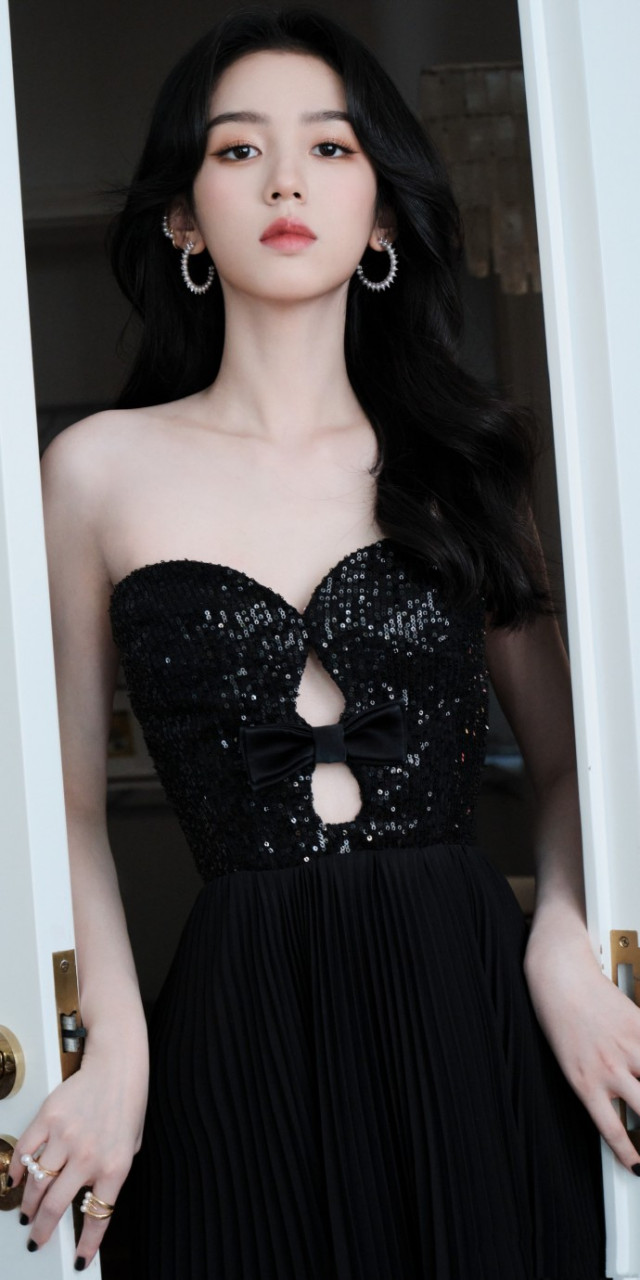 周也黑色抹胸裙活动壁纸组图.卷发黑裙,冷酷大气