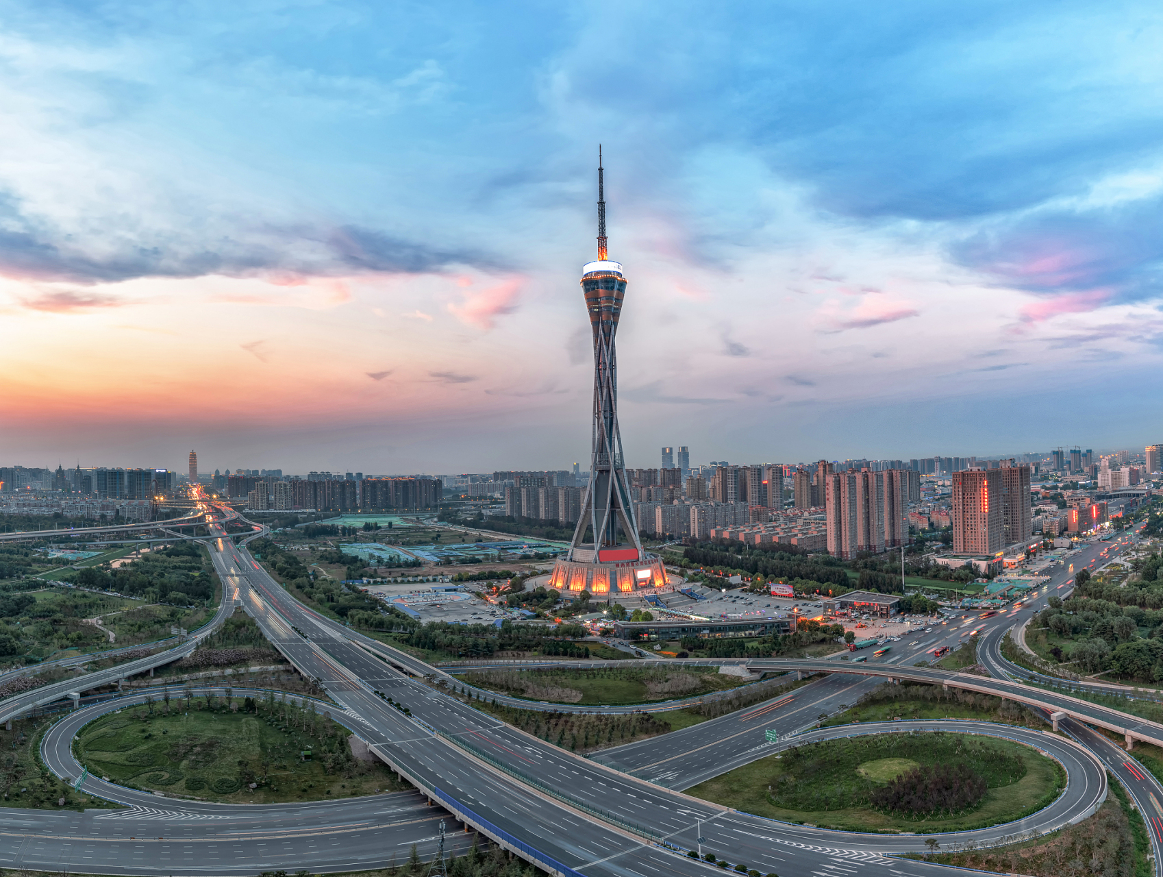 这就是郑州# 郑州地标性建筑之一中原福塔,又名河南广播电视塔,是集