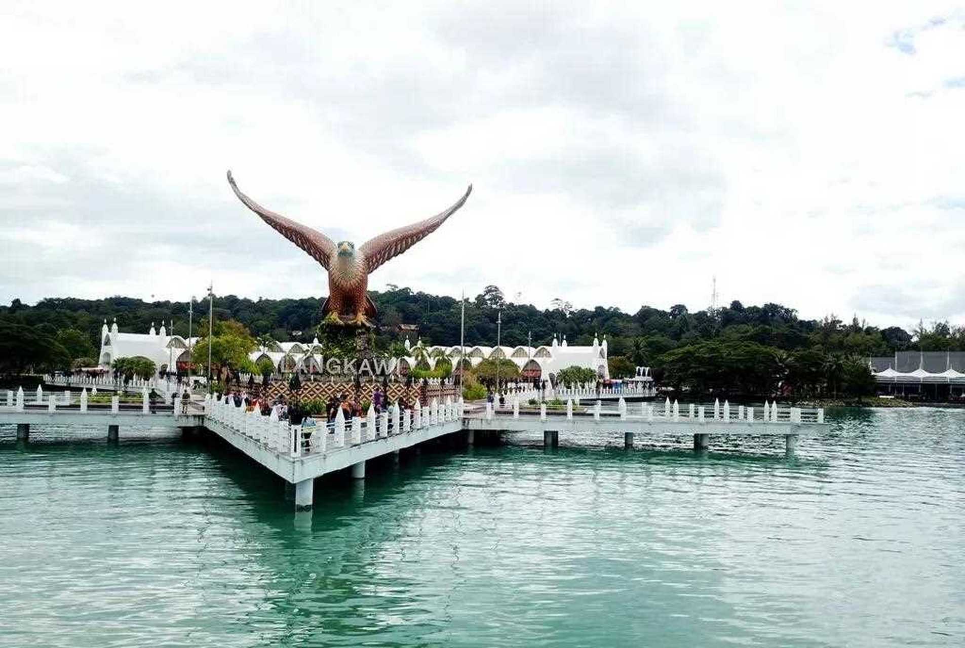 航拍兰卡威,兰卡威的地标巨鹰广场,langkawi在马来语中是鹰的意思,在