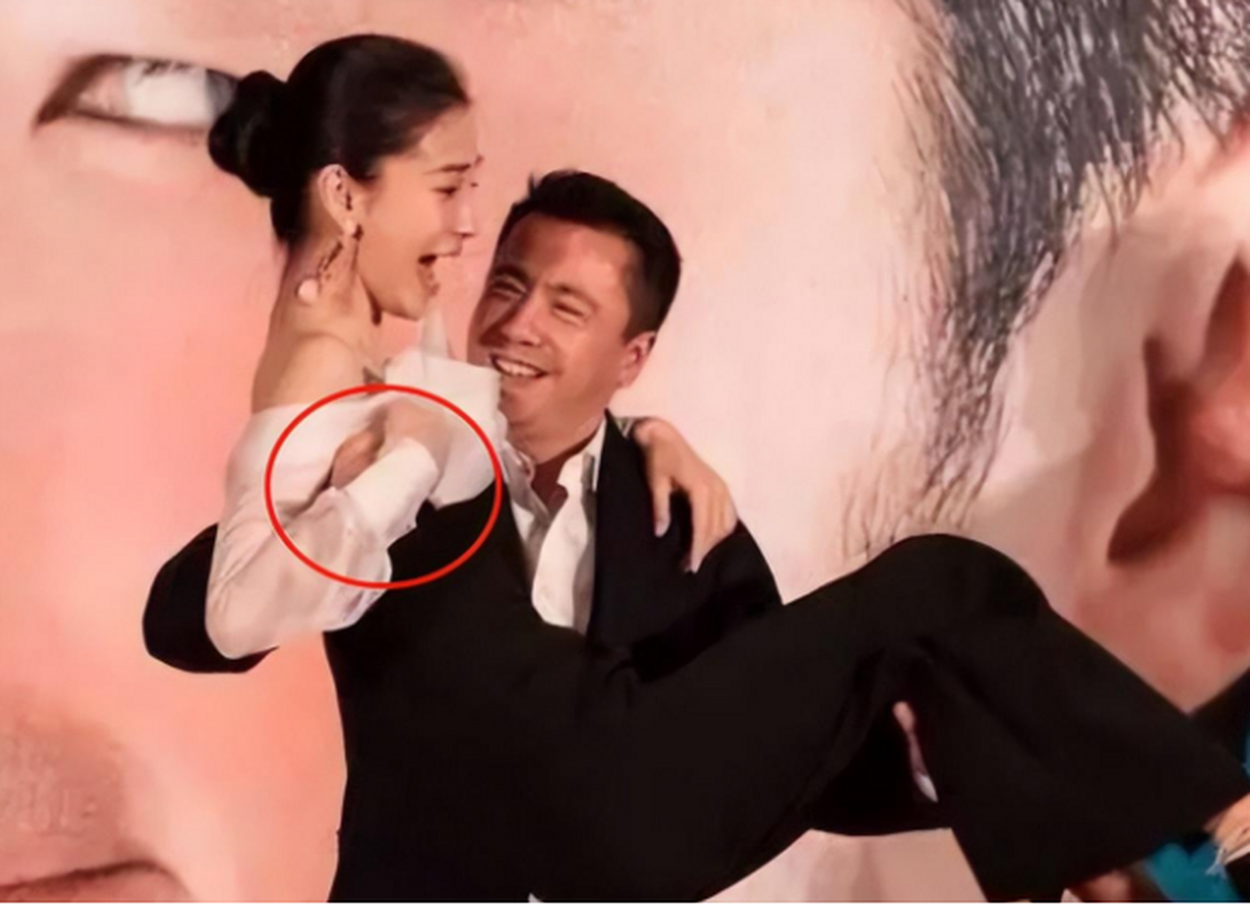 明星在资本面前有多卑微?杨颖被摸胸抱起,林更新被怒骂不敢回嘴