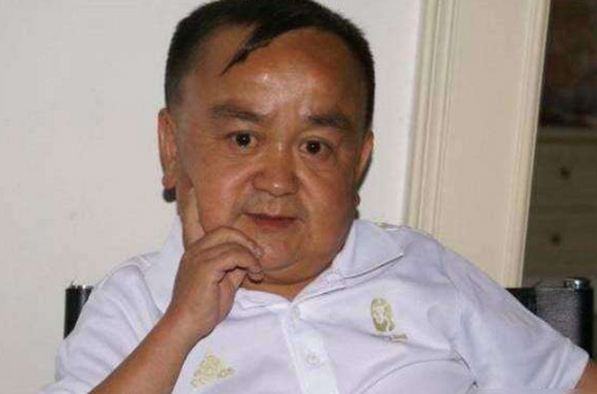 中国第一矮人:身高1米15娶小18岁娇妻,无戏可拍妻卷款而逃