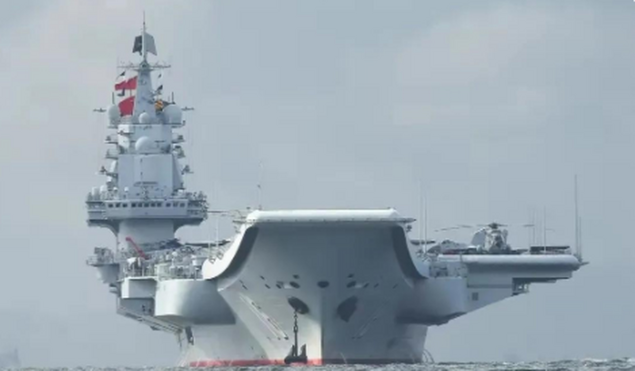 我发现一个严重的设计缺陷,航母的左边放塔台,右边不会偏吗?