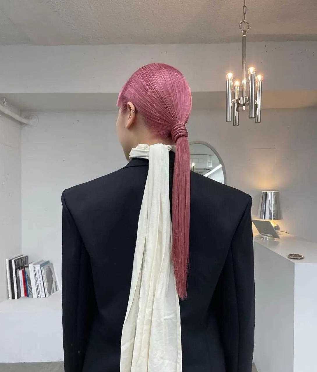 "奇葩"的流行发型,牛添式的呆板,没染匀的花头,显老的发根白,夸张鲜艳