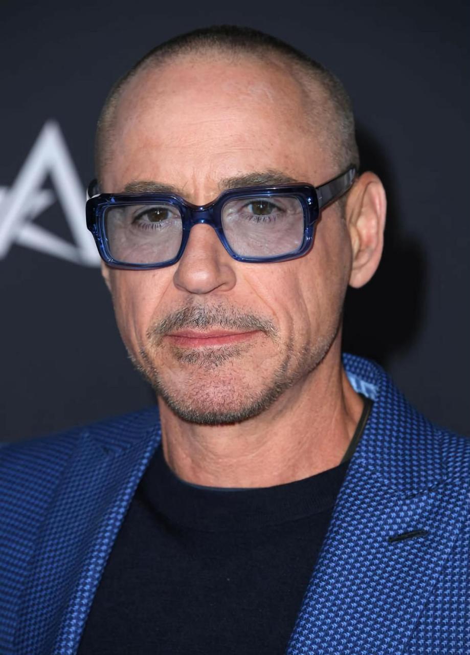 剃光头后的小罗伯特·唐尼公开亮相