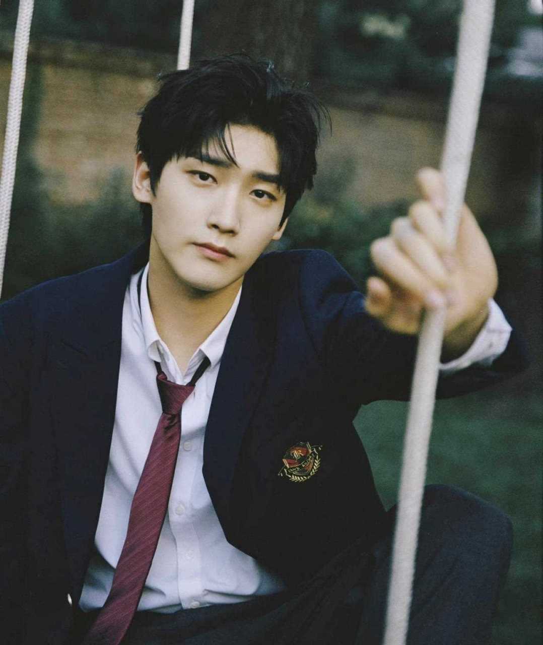 邢昭林学院风写真!时尚帅气少年感满满,校园王子照进现实![中国加油]