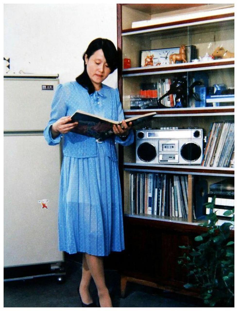 这张照片是1988年在湖北省武汉钢铁公司一对双职工家里拍摄的.