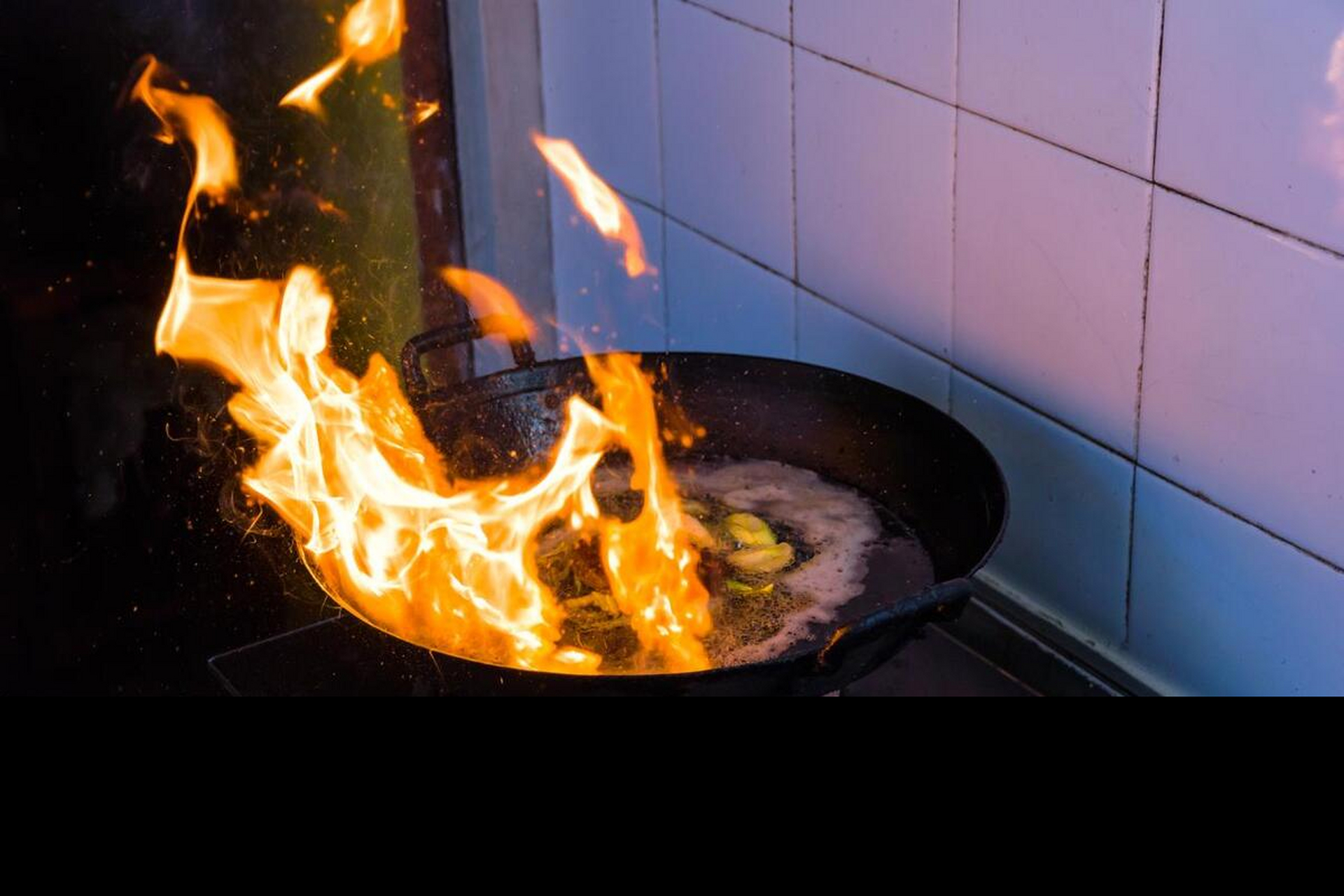 油锅着火不能用水灭,因为这样会让火势更加猛烈.