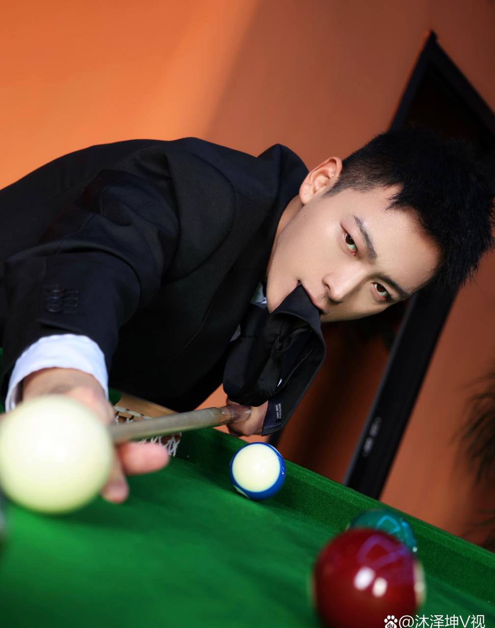 西装帅哥打斯诺克准确入洞[同意]
